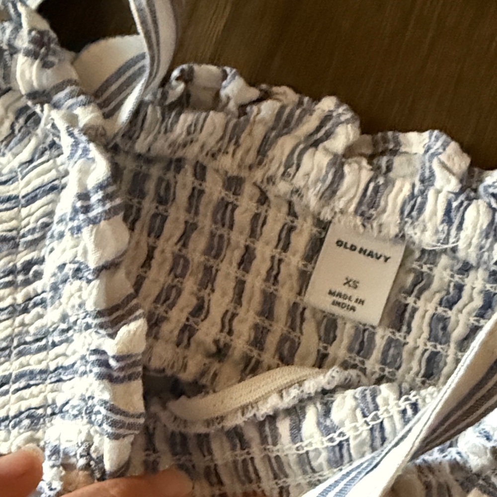 Old Navy embroided smocked tie top woman's XS - Picture 4 of 5